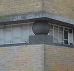 Ook op de hoek is gewerkt met een stenen bol.
              <br/>
              Richard Keijzer, 2014-04-02